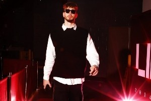 火箭眾將暖冬穿搭紅毯秀：申京標(biāo)配墨鏡 杰倫-格林立領(lǐng)抓絨顯潮范