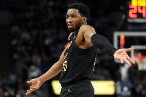 超難絕平三分不中！米切爾23中12&三分15中7空砍全場(chǎng)最高的37分