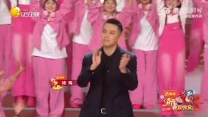 遼籃現(xiàn)身遼視春晚：楊鳴西裝運(yùn)球 趙繼偉還秀出暴扣??