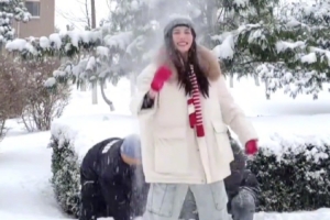 東北的冬天！趙繼偉妻子曬二人玩雪視頻：下雪啦！撒歡兒去