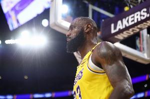 偉大仍在繼續(xù)！詹姆斯籃板追平努維茨基 并列NBA歷史第26位！