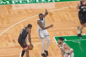 上課了??杰倫-格林晃開布朗仍然吃帽 隨后被布朗晃起打成2+1