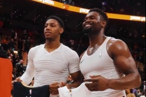 杜克隊(duì)友&19屆狀元探花??錫安和巴雷特交換球衣