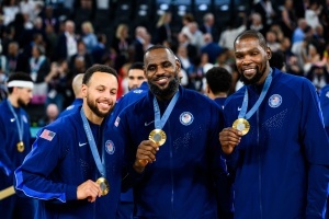 楊毅談巨星的弱點：老詹拿球不撒手 庫里強(qiáng)攻不行 KD不會說話??