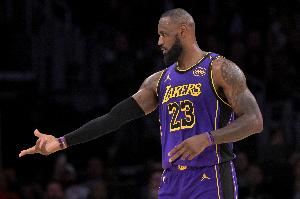 Skip：還剩8分鐘湖人落后20多分&詹姆斯還在打 為三雙而戰(zhàn)