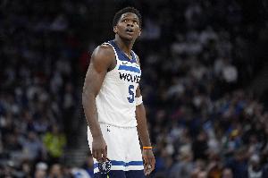 36分6板11助3帽！愛德華茲單場(chǎng)至少35分10板3帽 森林狼隊(duì)史首人