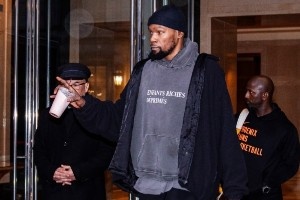 約好一起？??誰(shuí)的好看？太陽(yáng)穿搭：KD/布克/比爾都戴了深色小帽