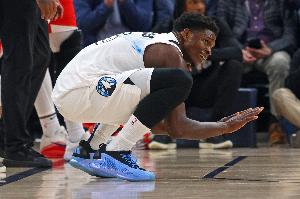 芬奇：愛德華茲生病缺戰(zhàn)奇才 里德替代蘭德爾擔當首發(fā)