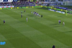 完美復(fù)刻??小基恩跑動(dòng)中轉(zhuǎn)身撩射破門， 復(fù)刻歐文04歐洲杯進(jìn)球