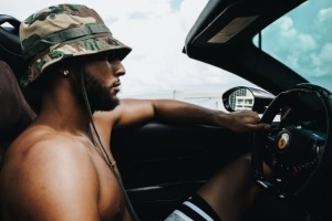 世界紛擾與我無關(guān)！本-西蒙斯曬照：光著膀子開法拉利