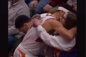 布克加冕太陽(yáng)隊(duì)史得分王！保羅送祝福：恭喜我的兄弟????