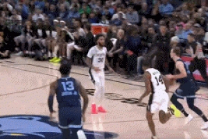 行云流水！莫蘭特?fù)舻乇硞魉椭?小賈倫跟進(jìn)放籃打進(jìn)加罰