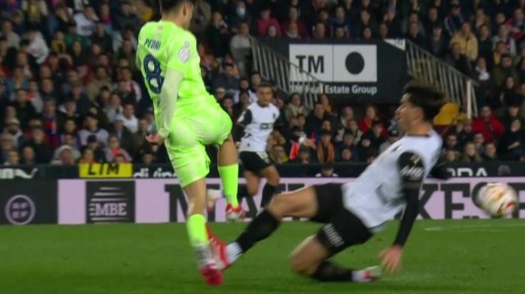 爭議再現(xiàn)！瓦倫中場亮鞋釘飛鏟佩德里，裁判甚至未出示黃牌