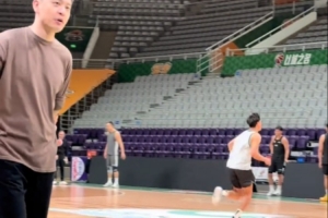 體能拉練17折？楊鳴：楊鳴：季后賽的比賽 拼的就是這個(gè)