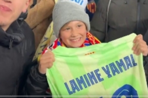 暖男！亞馬爾在巴薩國王杯賽后給瓦倫西亞小球迷送了球衣