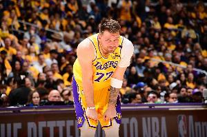 Skip：看起來盧卡正在對湖人產(chǎn)生影響 打個(gè)12勝40負(fù)的爵士丟131分