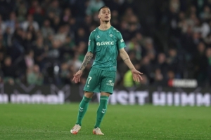 安東尼下車與坐輪椅的球迷打招呼：我在這里很開(kāi)心 愛(ài)這里的人們