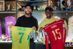 傳承！維尼修斯拜訪皇馬傳奇拉莫斯，兩人交換國家隊球衣