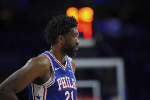 ??末節(jié)被按在替補席！隊記：恩比德賽后拒絕接受記者采訪