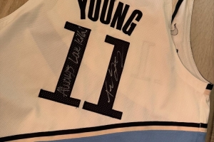 ??施羅德曬特雷-楊簽名球衣 還有自己兒子的照片