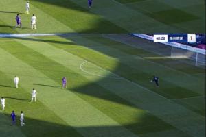 ??梅州門將郭全博得球后持球近20秒才開出，傅明判間接任意球