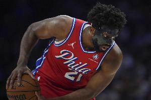 Shams：恩比德正考慮手術(shù)等方案 昨天賽后他膝蓋的腫脹又加劇了