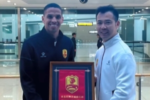 小里瓦爾多抵達(dá)青島，正式踏上中國(guó)職業(yè)聯(lián)賽征程