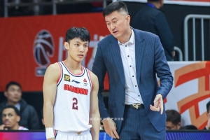 ??用三個詞描述杜鋒指導 徐杰：我的恩人、嚴格、細心