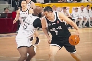 當(dāng)對(duì)手是老板 瓊斯教你“職場籃球”怎么打！????