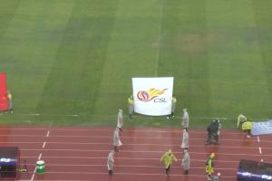 狂風(fēng)呼嘯??西海岸主場(chǎng)大風(fēng)吹倒三鎮(zhèn)&中超旗幟，球童完全穩(wěn)不住