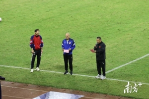 王惠良、池明華、謝育新三位名宿現(xiàn)身球場，為梅州客家加油助威