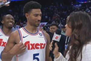 ??首功之臣！格萊姆斯接受采訪被馬克西澆水 恩比德接瓶子續(xù)上