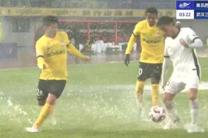 這比賽??西海岸主場(chǎng)積水嚴(yán)重，球員在場(chǎng)上奔跑水花飛濺??