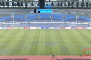 雨勢(shì)太大！西海岸主場(chǎng)工作人員在場(chǎng)邊剛畫(huà)完線，線又被雨沖模糊了