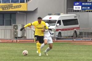 王毅停球失誤戰(zhàn)術(shù)犯規(guī)撞倒戴維森，領(lǐng)到本場(chǎng)第一張黃牌