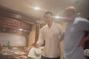 王君瑞曬拍攝《鵲刀門傳奇二》花絮 趙繼偉嘗試畫鲇魚