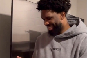 出了大力！恩比德領(lǐng)取2024年巴黎奧運(yùn)冠軍戒指????