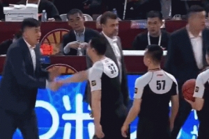 余怒未消??杜鋒賽后與裁判握手時(shí)情緒激動(dòng) 申訴5秒違例判罰