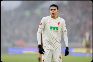 記者：羅馬有意奧格斯堡18歲中衛(wèi)班克斯，預(yù)計(jì)轉(zhuǎn)會費(fèi)超過1000萬歐