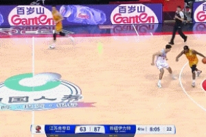 啊這...江蘇古德溫過半場遭逼搶運出界失誤 古德溫&易立兩臉鐵青