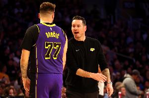 馬?。簝晒?jié)過后湖人沒必要在這場比賽糾結 戰(zhàn)略調整準備下一場吧