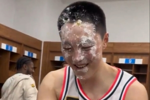 廣東賽后在更衣室為胡明軒慶祝生日 莫蘭德將小胡按進(jìn)蛋糕里??