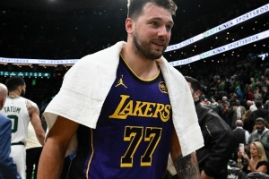 ??馬?。簺]有詹姆斯時東契奇遭遇瘋狂包夾 輸球真不是裁判問題