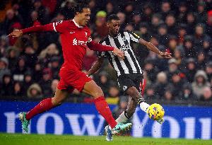 記者：范迪克優(yōu)先考慮與紅軍續(xù)約，未與巴黎或利雅得新月實(shí)際接觸