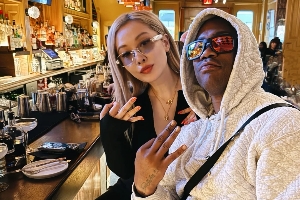 ??戀愛(ài)了？馬布里與40歲前好聲音歌手親密互動(dòng) 一同赴美見(jiàn)家長(zhǎng)