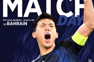 日本隊公布戰(zhàn)巴林海報：隊長遠(yuǎn)藤航單人入鏡，振臂高呼