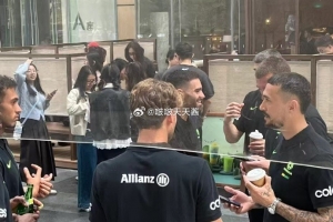 松弛感拉滿！澳大利亞隊員在杭州街頭喝奶茶