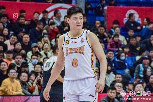 投得很準(zhǔn)！張寧半場5中4&3記三分高效拿下12分1板3助1斷1帽