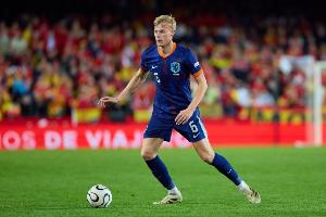 范赫克談送點(diǎn)：我認(rèn)為是奧亞薩瓦爾絆倒了我，他把腿放在我前面