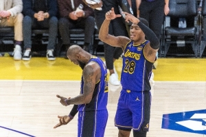 馬?。豪险舶舜鍎倧?fù)出&強行提升防守有2次受傷風(fēng)險 掉第6不太可能